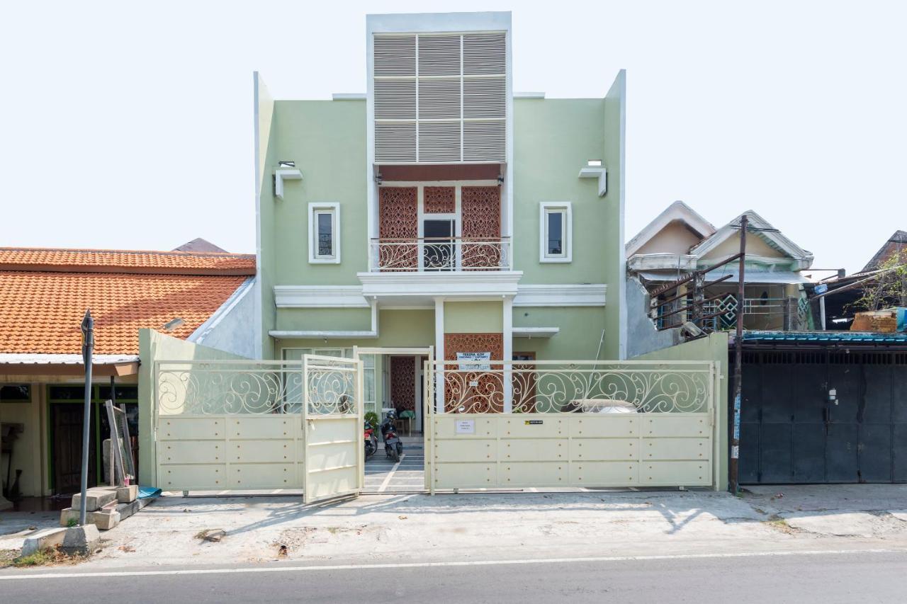 OYO 3706 Griya Tentrem Syariah Lamongan Bagian luar foto
