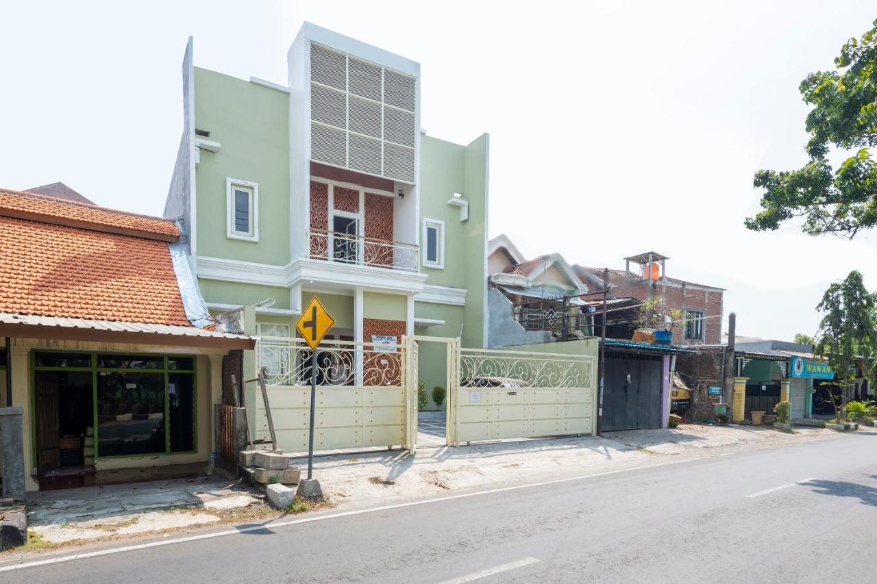 OYO 3706 Griya Tentrem Syariah Lamongan Bagian luar foto