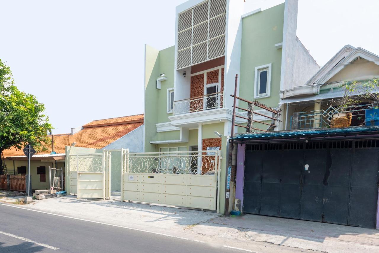 OYO 3706 Griya Tentrem Syariah Lamongan Bagian luar foto